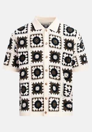 Krátky rukáv háčkovaná košeľa s gombíkmi vpredu, s motívom štvorcového vzoru čiernej, bielej a tmavozelenej kvetinovej výšivky a pleteným golierom.