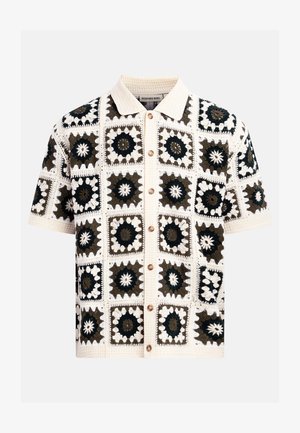 Korte mouwen gehaakt shirt met knoopsluiting aan de voorkant, met een vierkant patroon van zwarte, witte en donkergroene bloemmotieven en een gebreide kraag.