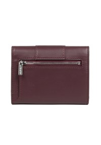Portafoglio in pelle bordeaux con finitura liscia, dotato di una tasca con zip sul retro e dettagli cuciti. Forma rettangolare compatta.