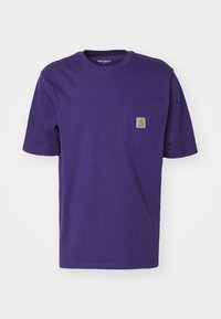 T-shirt in cotone viola con maniche corte, scollatura rotonda e taschino sul petto sinistro con patch logo. Texture liscia, vestibilità standard.