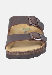 Bruine leren sandalen met twee verstelbare banden en zilveren metalen gespen. Korken voetbed en een gestructureerde rubberen buitenzool met grip.