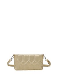 Clutch in pelle trapuntata beige con forma rettangolare, dotata di una tracolla rimovibile, hardware in argento e una superficie liscia e lucida.