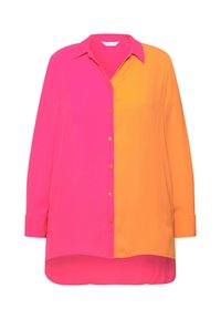 Camisa de manga larga con un diseño dividido en un lado rosa brillante y en el otro naranja. Cierre de botones y textura de tela suave.