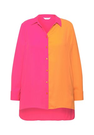 Langarmshirt met een gesplitst ontwerp, waarbij de ene zij felroze is en de andere zijde oranje. Heeft een knoopsluiting en een gladde textuur.