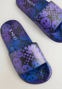 Lila och svarta glidsandaler med rutig design och smiley-face grafik. Slät, glänsande yta i syntetmaterial.