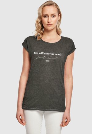 Graues T-Shirt mit kurzen Ärmeln und Rundhalsausschnitt, mit weißem Drucktext, der lautet: "Du wirst nie bereit sein, fang einfach an."
