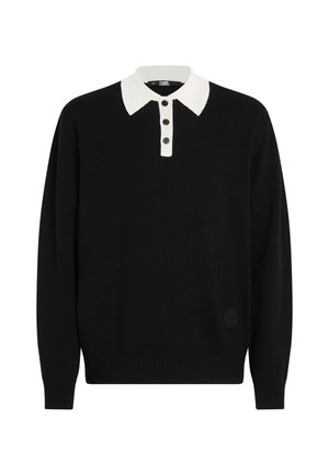 Pull en maille noir avec un col polo blanc, patte de boutonnage à trois boutons, poignets et ourlet côtelés. Présente un logo en bas à gauche.