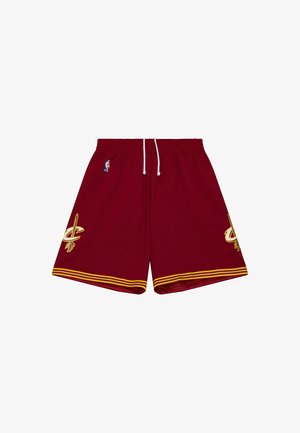 Bordowe spodenki do koszykówki z białym sznurkiem, żółtymi paskami u dołu, logo NBA w pobliżu pasa oraz logotypami Cleveland Cavaliers na obu nogawkach.