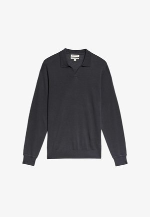 Donkergrijze trui met een polokraag, lange mouwen en ribgebreide manchetten. Gemaakt van een gladde stof, met een relaxed fit en minimale details.