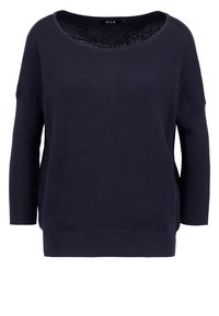 Granatowy sweter z dzianiny o szerokim dekolcie, 3/4 rękawach, prążkowanej teksturze i luźnym kroju. Brak widocznych zdobień.