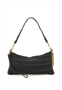 Borsa a tracolla in pelle nera con un design ondulato e rigato, hardware dorato e tracolla removibile. Include un piccolo tag con il marchio attaccato.