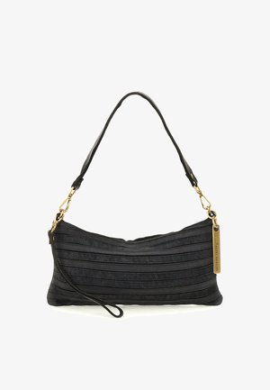 Borsa a tracolla in pelle nera con un design ondulato e rigato, hardware dorato e tracolla removibile. Include un piccolo tag con il marchio attaccato.