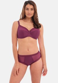 Conjunto de lingerie em mauve com uma textura canelada. O sutiã possui aros e alças ajustáveis, enquanto a cueca tem uma cintura sólida.