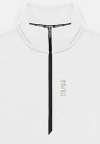 Giacca bianca con zip e colletto alto, con zip nera e un logo grigio chiaro sul davanti. Tessuto morbido, design minimalista.