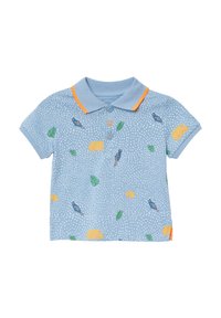 Himmelblaues Poloshirt mit kurzen Ärmeln, orangefarbenem Kragen und bunten Mustern von Vögeln, Blättern und gelben Fahrzeugen.