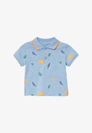 Himmelblaues Poloshirt mit kurzen Ärmeln, orangefarbenem Kragen und bunten Mustern von Vögeln, Blättern und gelben Fahrzeugen.