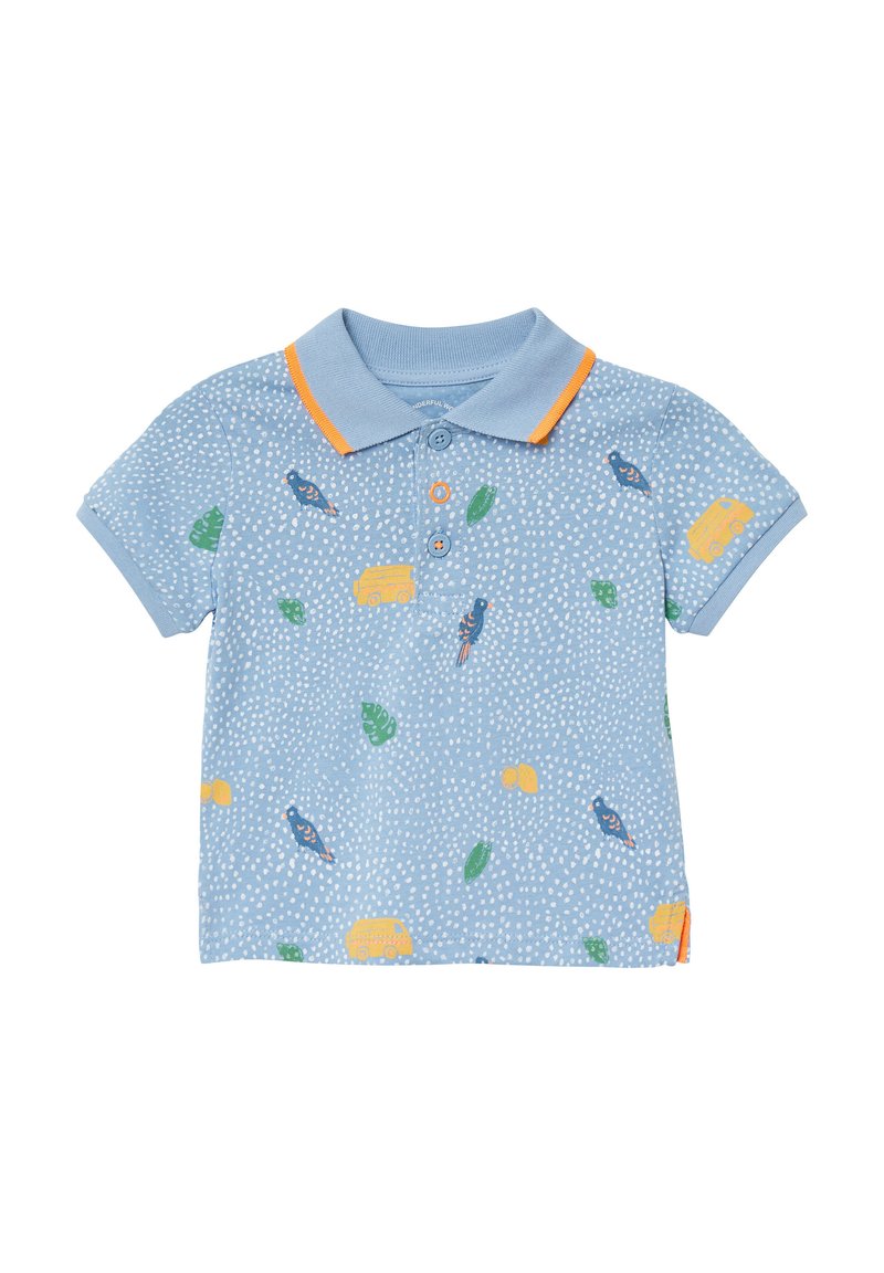 Himmelblaues Poloshirt mit kurzen Ärmeln, orangefarbenem Kragen und bunten Mustern von Vögeln, Blättern und gelben Fahrzeugen.