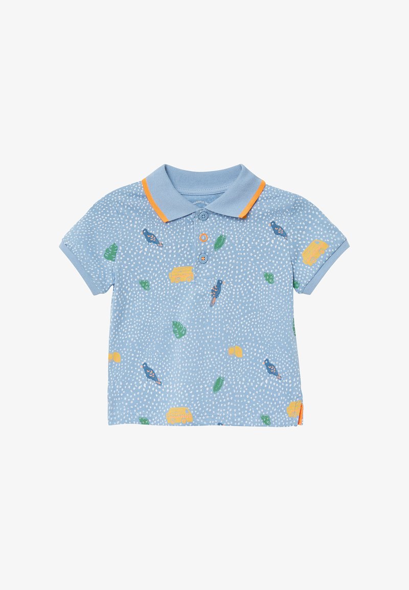 Jasnoniebieska koszulka polo z krótkim rękawem, pomarańczowym kołnierzykiem oraz kolorowymi wzorami z ptaków, liści i żółtych pojazdów.