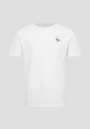 T-shirt blanc à manches courtes avec une petite broderie détaillée d'oiseau sur le haut gauche de la poitrine, sur un fond neutre.