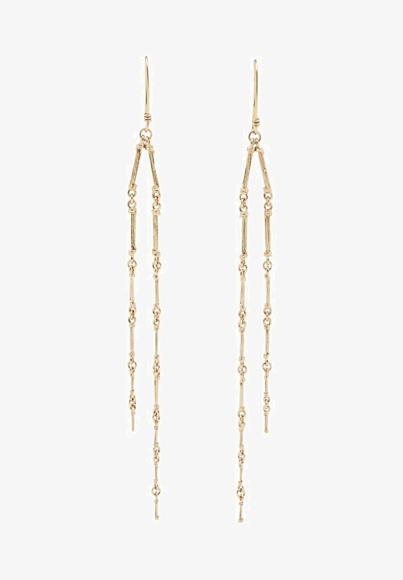 Paire de longues boucles d’oreilles dorées pendantes, avec trois fines chaînes liées suspendues à chaque crochet, ornées de segments délicats en forme de tige.