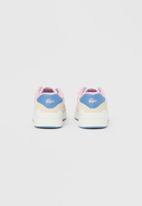 Αθλητικά παπούτσια με λευκή λαστιχένια σόλα, μπεζ σώμα, ροζ και μπλε λεπτομέρειες, και υφασμένη πλάτη με μικρό λογότυπο.