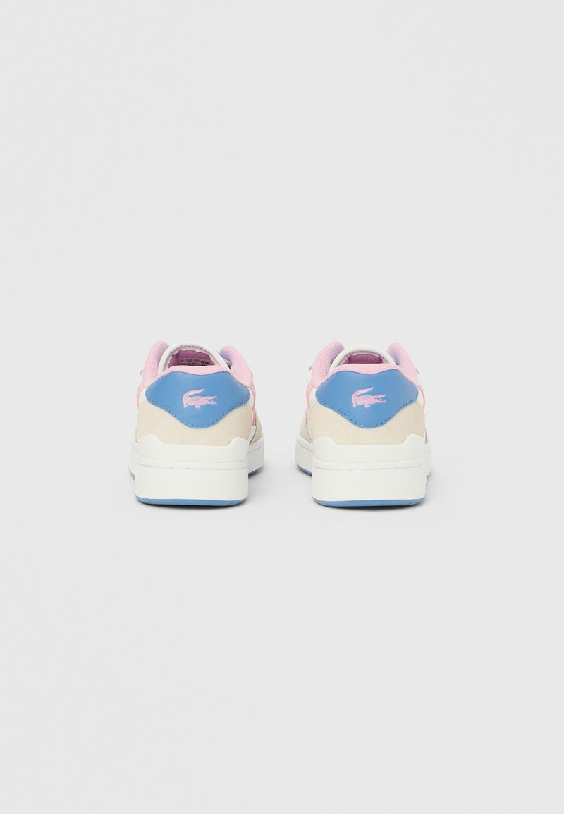 Sneakers met een witte rubberen zool, een beige bovenwerk, roze en blauwe accenten, en een getextureerde achterkant met een klein logo.