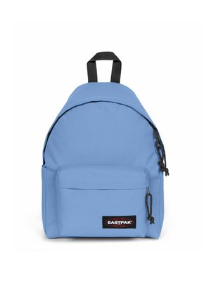 Blauer Stoffrucksack mit runder Form, vorderer Reißverschlusstasche, schwarzen Reißverschluss-Zippern und einem oberen Griff. Mit einem Markierungsanhänger auf der Vorderseite.