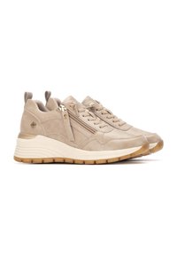 Zapatillas de ante beige con suela de cuña, que cuentan con cordones, un zipper lateral y acentos en dorado. Suela de goma para mayor tracción.