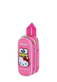 Estuche rosa con diseños de Hello Kitty y Keroppi. Fabricado en tela duradera con lunares, doble cremallera y un lazo de tela para su manipulación.