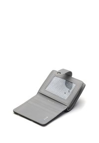 Šedá kožená peněženka s několika přihrádkami na karty, průhledným oknem na ID s cik-cak vzorem a bezpečným zacvakáváním.