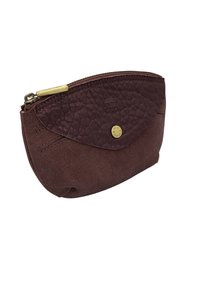 Pochette en cuir marron avec une surface texturée, fermeture éclair dorée et accent métallique rond. Forme arrondie, complétée par des détails de couture.