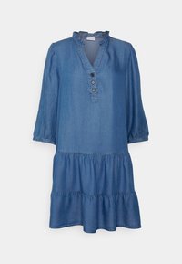Robe en denim avec un col à volants, des manches trois quarts, une patte de boutonnage et un ourlet en cascade dans une teinte bleu moyen. Texture lisse.