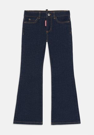 Jeans de brim azul escuro, com corte à boca de sino, costura laranja, design de cinco bolsos, fecho por botão e passantes para cinto na cintura.