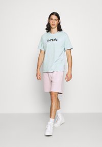 Levi's® RELAXED FIT GRAPHIC TEE - Camiseta básica - light blue