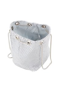 Zilveren gaas emmer tas met metalen accenten en koordhandvatten. Bevat een zachte stoffen voering en een cirkelvormig geperforeerd patroon.