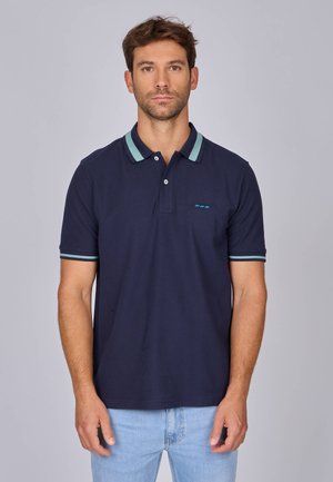 Polo shirt bleu marine en coton, avec un placket à deux boutons, un col contrastant vert menthe et des accents rayés sur les manches.