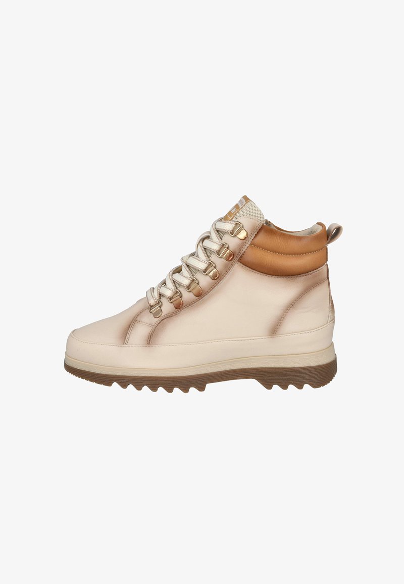 Zapatilla alta de color beige claro con cuello acolchado en tono marrón, cordones en color crema, ojetes dorados, lengüeta texturada y suela marrón con relieve.