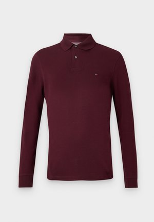 Bordeauxfarbenes Langarm-Polohemd mit klassischem Kragen, einer Zwei-Knopf-Leiste und kleinem gesticktem Logo auf der Brust. Weiches Material und passgenauer Schnitt.