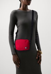 Tommy Jeans DAILY CROSSOVER - Soma ar siksnu pāri ķermenim - medium red