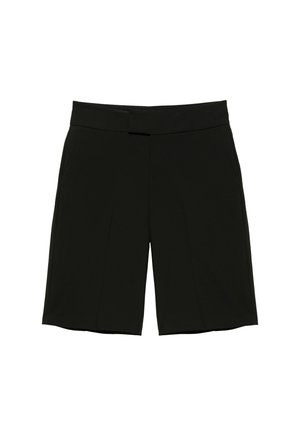 Shorts noirs sur mesure longueur genou avec une ceinture plate et des poches latérales, présentés sur fond blanc.
