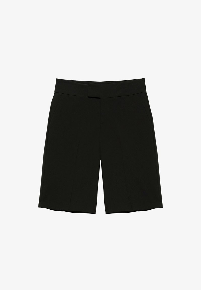 Shorts noirs sur mesure longueur genou avec une ceinture plate et des poches latérales, présentés sur fond blanc.