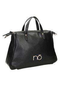Borsa a tracolla nera in pelle con due manici, zip dorata e logo "nō" dorato sul davanti, mostrata su uno sfondo bianco.