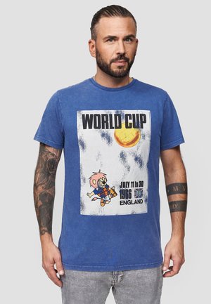 T-shirt in cotone blu con stampa grafica di un leone dei cartoni animati vestito con l'abbigliamento della Coppa del Mondo 1966, con testo "COPPA DEL MONDO" e dettagli sull'evento sottostanti.
