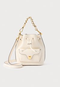 Borsa a secchiello in pelle crema strutturata con dettagli in oro. Presenta una chiusura con coulisse, tracolla regolabile e tasca frontale con fermaglio.