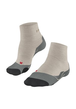 Jasnoszare skarpetki do kostki z ciemnoszarymi i czarnymi częściami na palcach. Charakteryzują się prążkowaną teksturą przy ściągaczu oraz subtelnymi akcentami wzorniczymi.