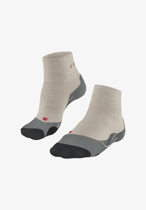 Hellgraue Knöchelsocken mit dunkelgrauen und schwarzen Zehenbereichen. Verfügt über eine gerippte Struktur am Bündchen und dezente Designakzente.