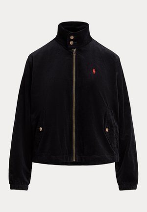 Črna žametna jakna z zadrgo, stoječim ovratnikom, žepki na knofe, elastičnimi manšetami in majhnim rdečim izvezenim logotipom na levi strani prsnega koša.