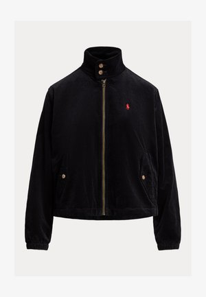 Črna žametna jakna z zadrgo, stoječim ovratnikom, žepki na knofe, elastičnimi manšetami in majhnim rdečim izvezenim logotipom na levi strani prsnega koša.