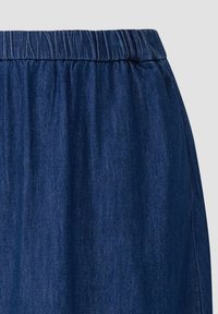 Denimrock mit elastischem Taillenbund, in einer dunkelblauen Farbe, glatter Textur und schlichter, gerader Form.