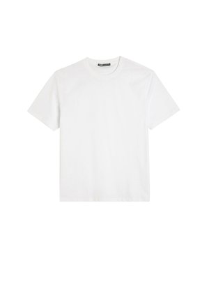 Camiseta blanca de algodón con mangas cortas, cuello redondo, corte relajado y textura suave. Sin patrones ni acentos visibles.